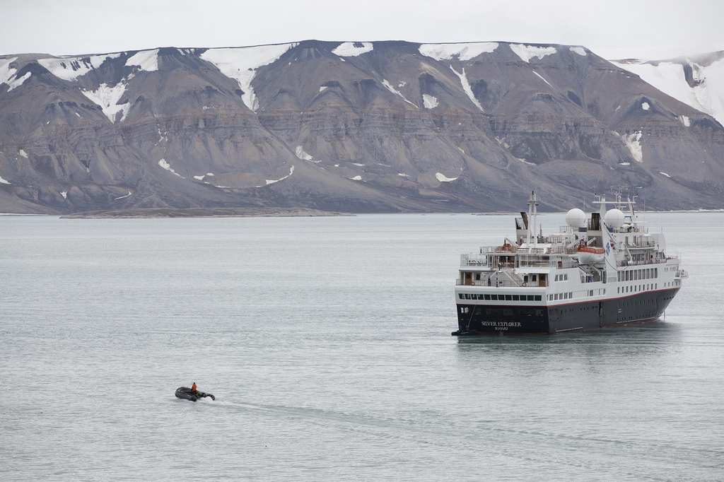 Los desembarques se realizan en Zodiacs de casco rígido, por que en Svalbard no hay puertos... En la foto vemos al Silver Explorer fondeando en Hinlopenstretet CRUCEROS EXPLORACION SVALBARD CRUCEROS NORTE EUROPA CRUCEROS SPITSBERGEN CRUCEROS NORUEGA DESCONOCIDA HINLOPENSTRETET SILVER EXPLORER SILVERSEA EXPEDITION